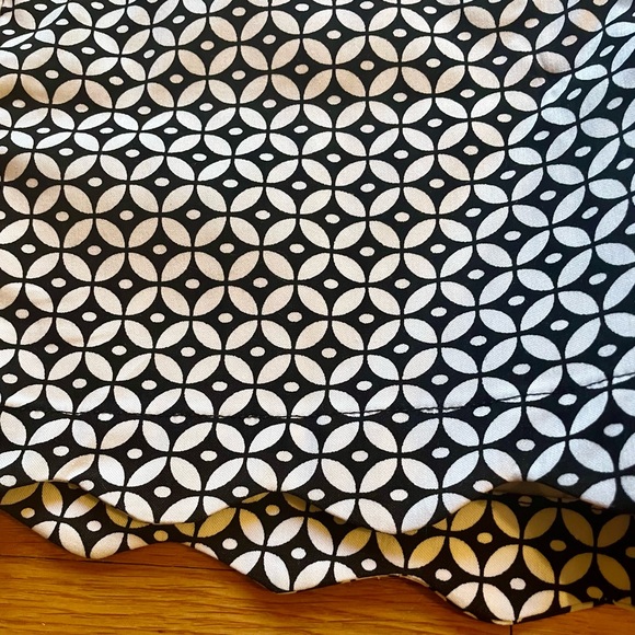 New Direction scalloped shorts/black & white/ front & back pockets/ NWT/ size 14 - Picture 3 of 8